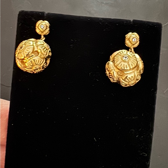 Elizabeth & James Gold Earrings - Picture 4 of 5